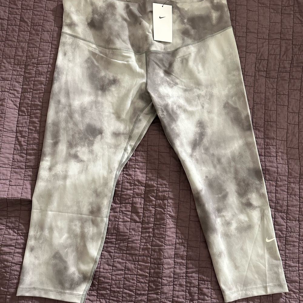 Nike cropped leggings new w/tags